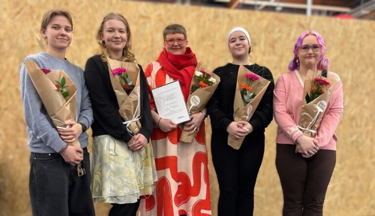 Myötätuulta kuviksesta Haukilahden koulun Rantaraitti -näyttelylle